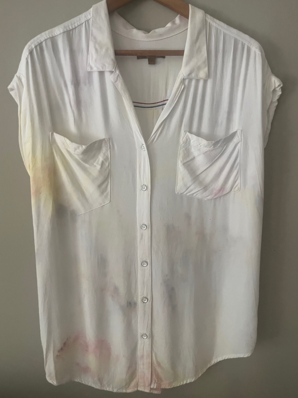 JACHS Girlfriend White Short-Sleeve Button-Down Shirt with Subtle Pastel Wash